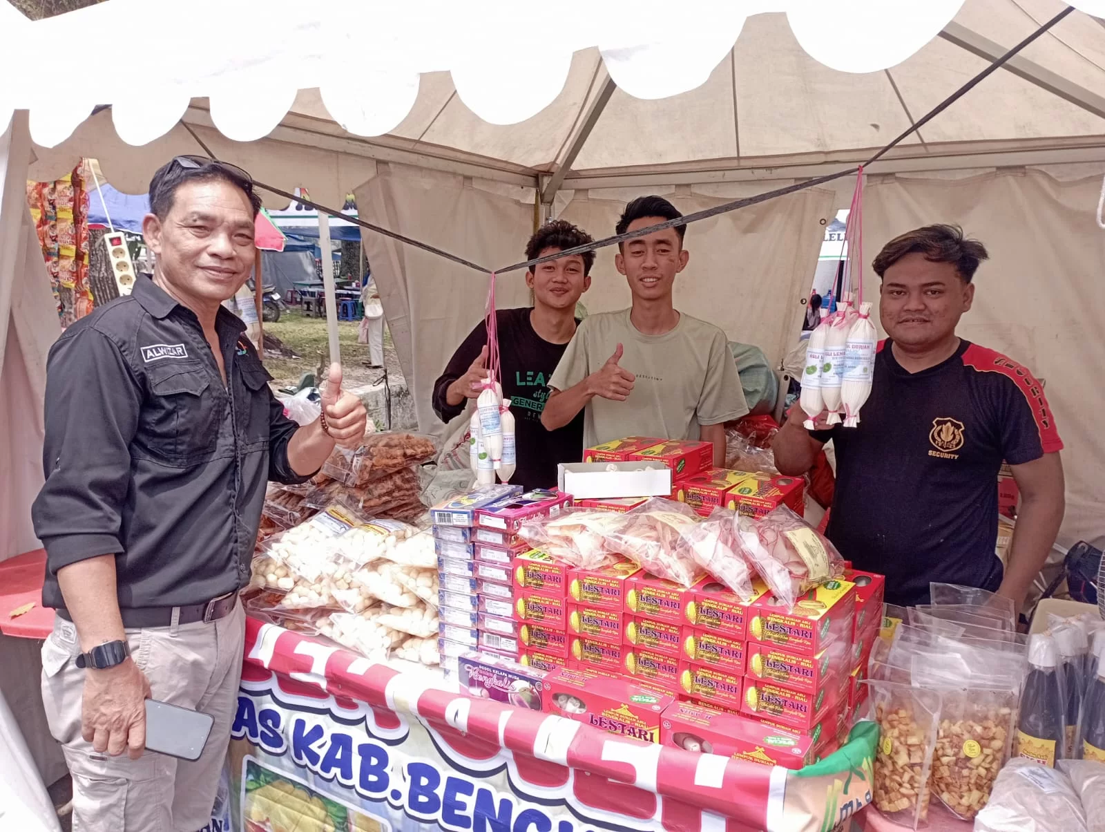 Kabid Pariwisata DISPARBUDPORA Bengkalis Kunjungi Stand Bazaar UMKM dan Ekonomi Kreatif Bengkalis pada Festival Pacu Jalur Kuantan Singingi